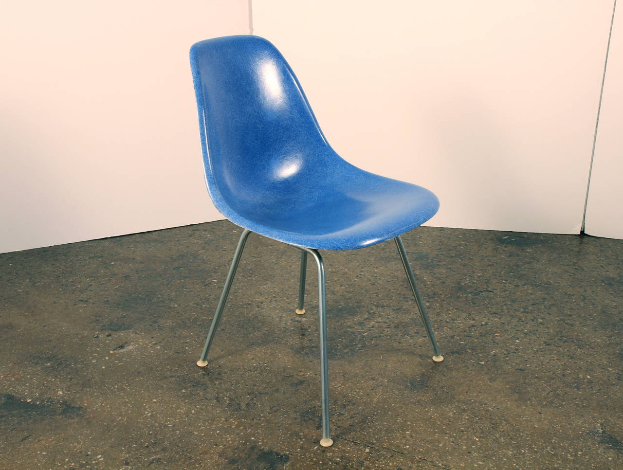 8 Eames Herman Miller Fiberglass Shell Chairs Blue In Excellent Condition In Brooklyn, NY