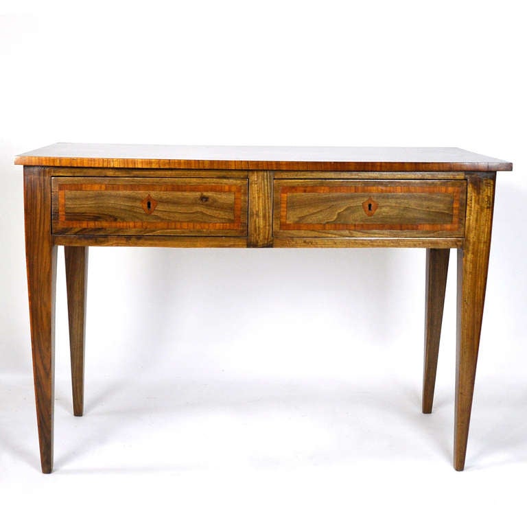 Italian table desk, made of valnut and marquetry.