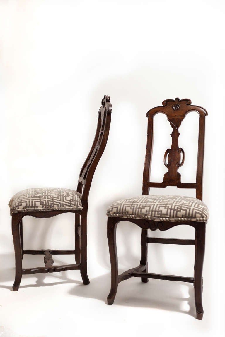 Pair of dining room chairs in Spanish walnut, mid-18th century, Charles III era.