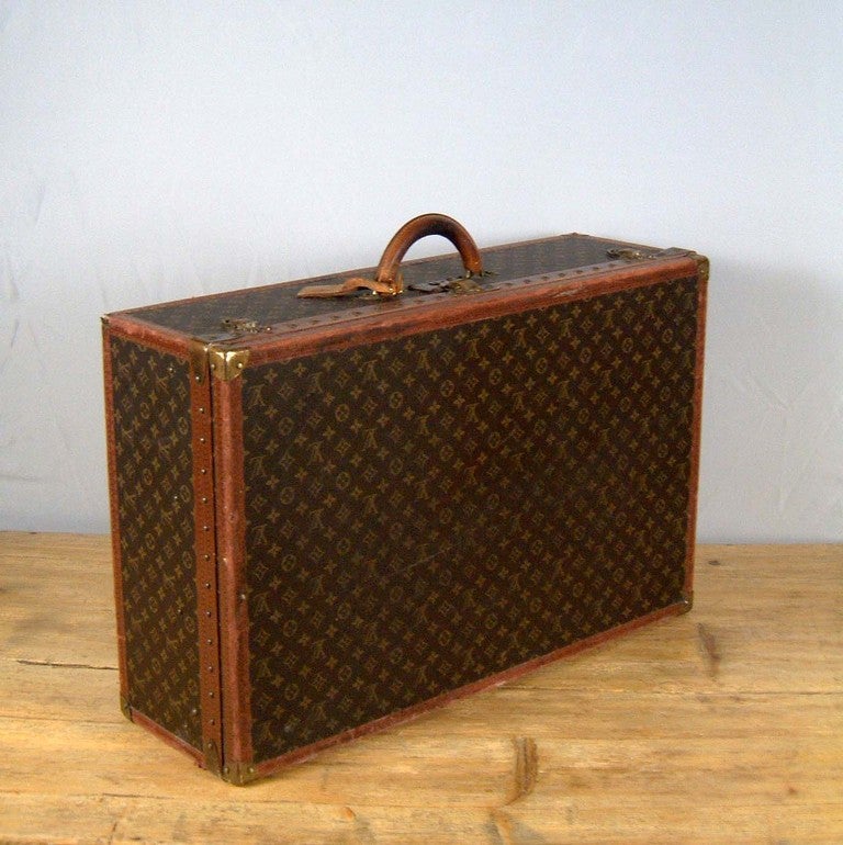 Comprising:
 Two suitcases (80 x 52 x 26) cm and (60 x 42 x 21) cm in monogram canvas. Leather and brass bound with two canvas traps to the interior.
A beauty case (25 x 21 x 26) cm in monogram canvas.
A hat-box ( 42 cm diam) in monogram canvas.