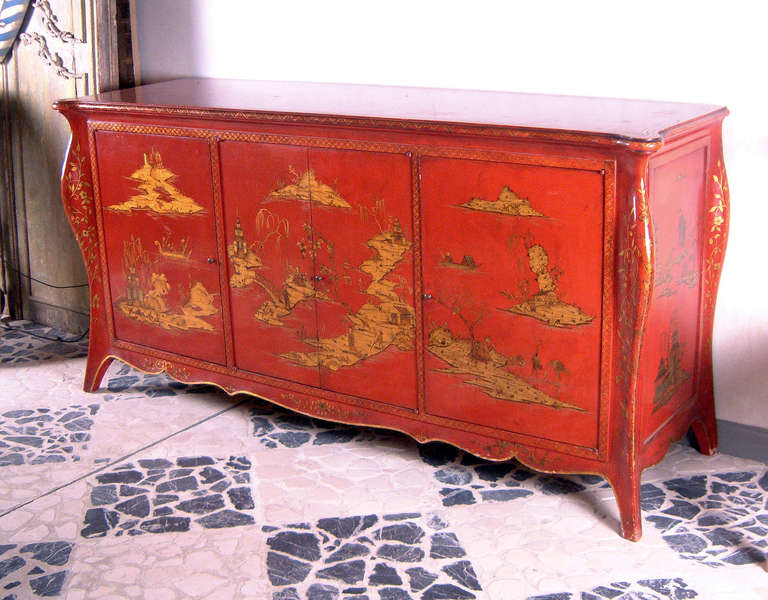 Red lacquered with chinnoisseries.
Four doors on the front. A double door on the center and two individual doors on each side.