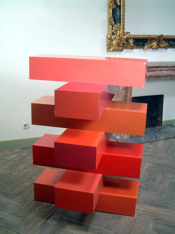 Made on seven sections lacquered in different red tones.
Three of the sections with one drawer on each side.