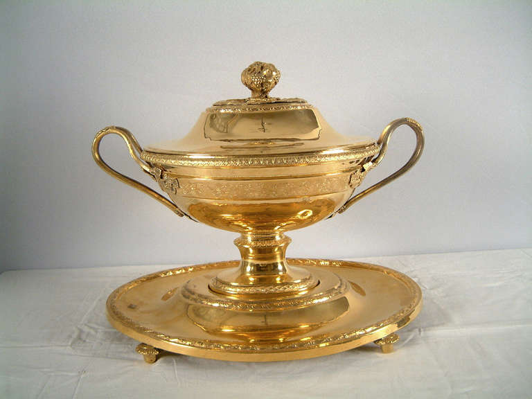 Gilt copper decorated with grapes and leafs.
Two pieces. The base and the tureen with cover.