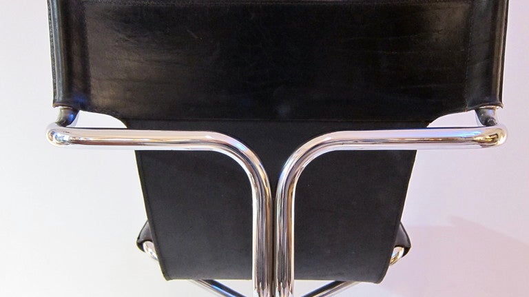 Set Of Four Tubular Chromed Steel And Black Leather Chairs. For Sale 1