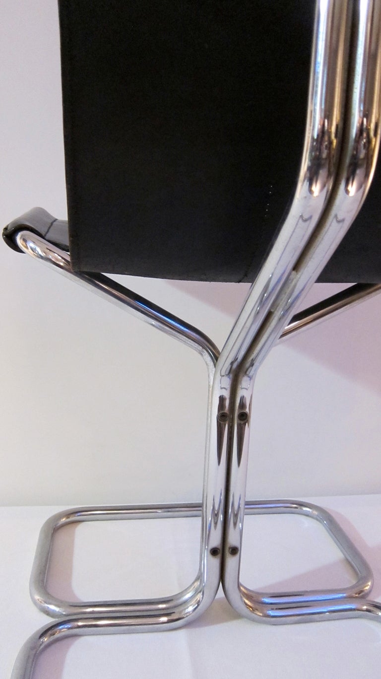 Set Of Four Tubular Chromed Steel And Black Leather Chairs. For Sale 2