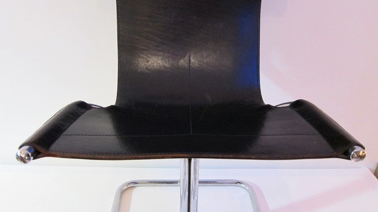 Set Of Four Tubular Chromed Steel And Black Leather Chairs. For Sale 3