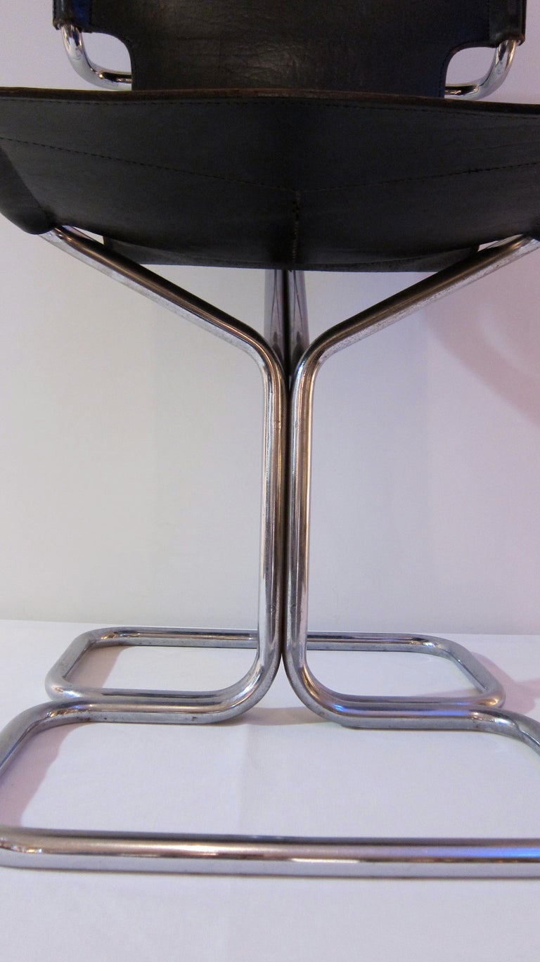 Set Of Four Tubular Chromed Steel And Black Leather Chairs. For Sale 4