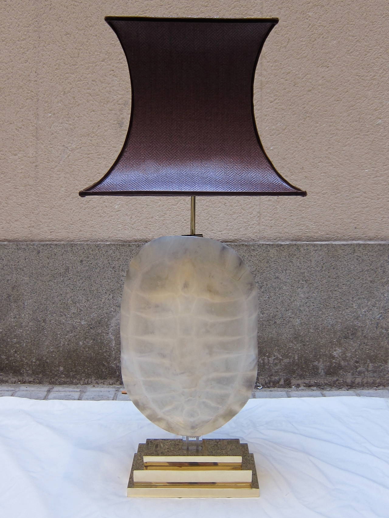 A pair of turtle shell and guilded brass table lamps. In Excellent Condition In Madrid, ES