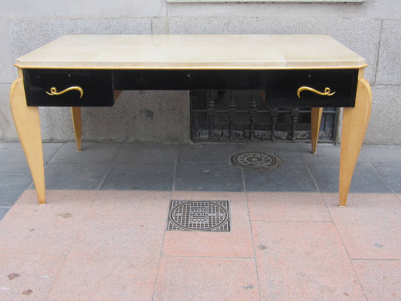 René Prou Sycamore Wood and Parchment-Top Writing Table, France 1940 In Excellent Condition For Sale In Madrid, ES