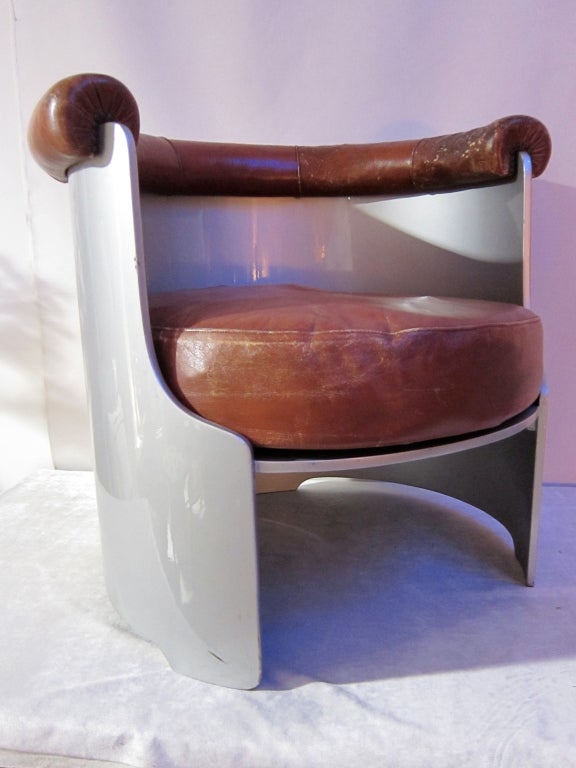 Nice desk armchair in moulded wood simulated metal and leather.Nice patina.
Label Massoni for Poltrona Frau and date 1958.