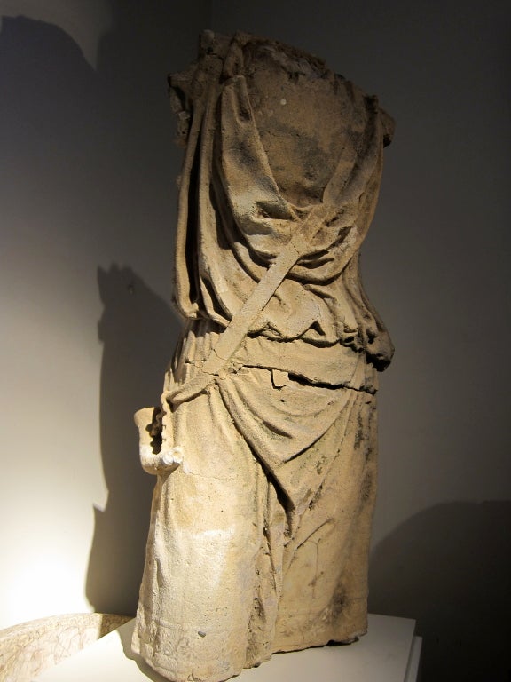 An unheaded reconstituited stone sculpture of Diana following classical models.
Nice quality and patina.Probably French,XIXth century.