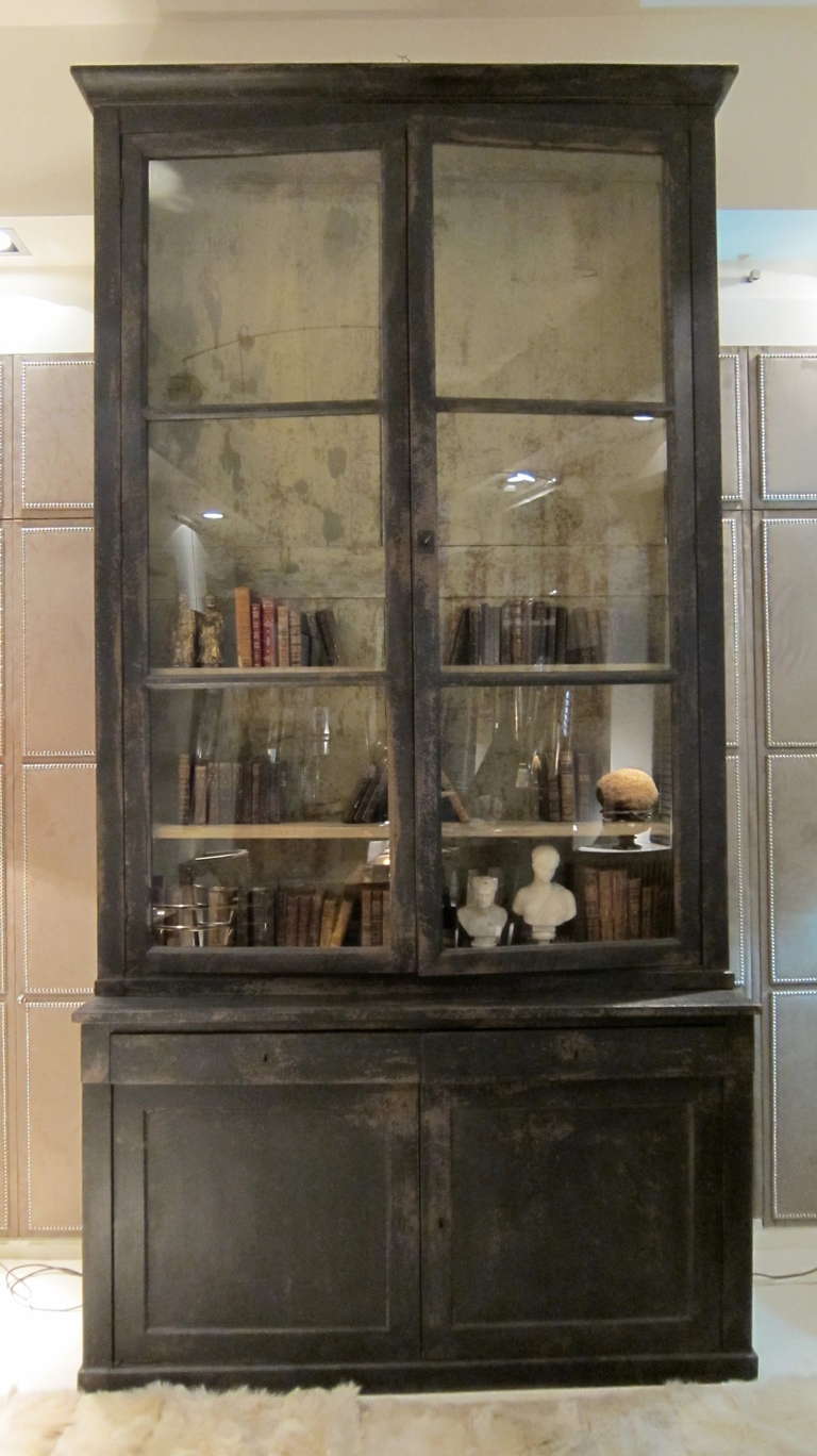 French A black lacquered walnut bookcase. Provenza. Francia XIXth