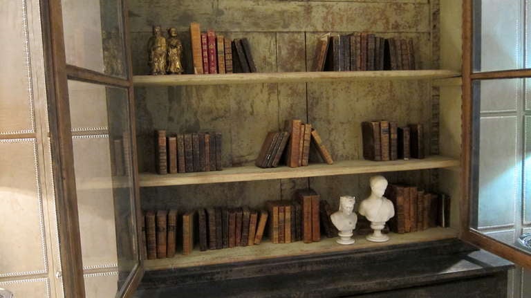 19th Century A black lacquered walnut bookcase. Provenza. Francia XIXth
