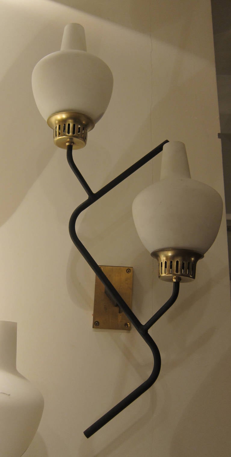 Brass and Opaline Glass Italian pair of sconces by G.C.M.E, Model 424, Italy 60 In Good Condition For Sale In Madrid, ES