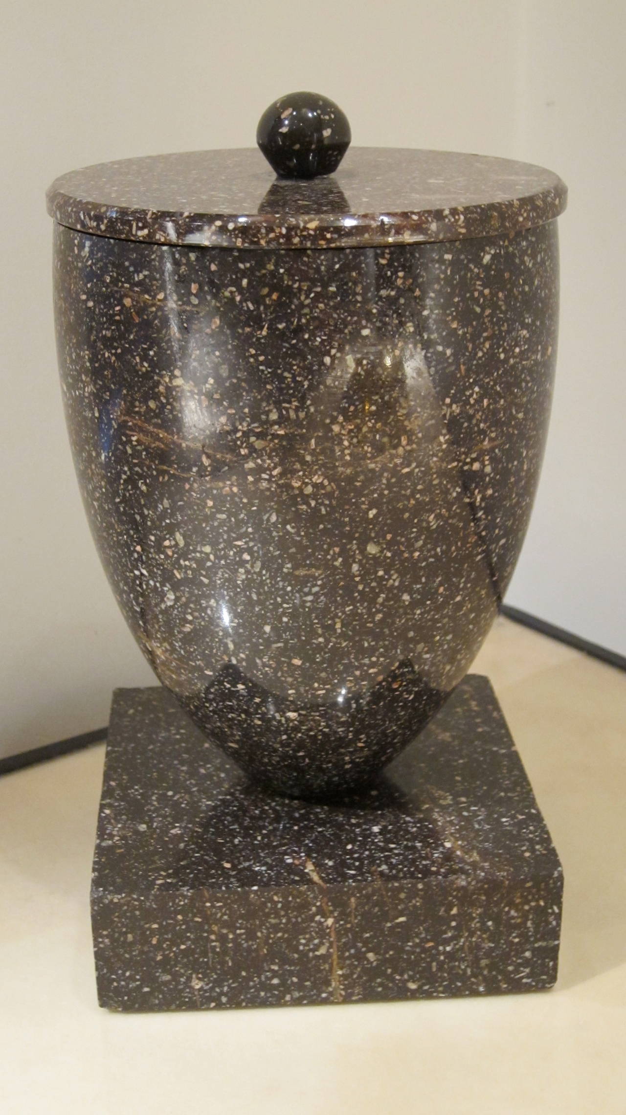 Grand vase en porphyre, Suède, 19ème siècle