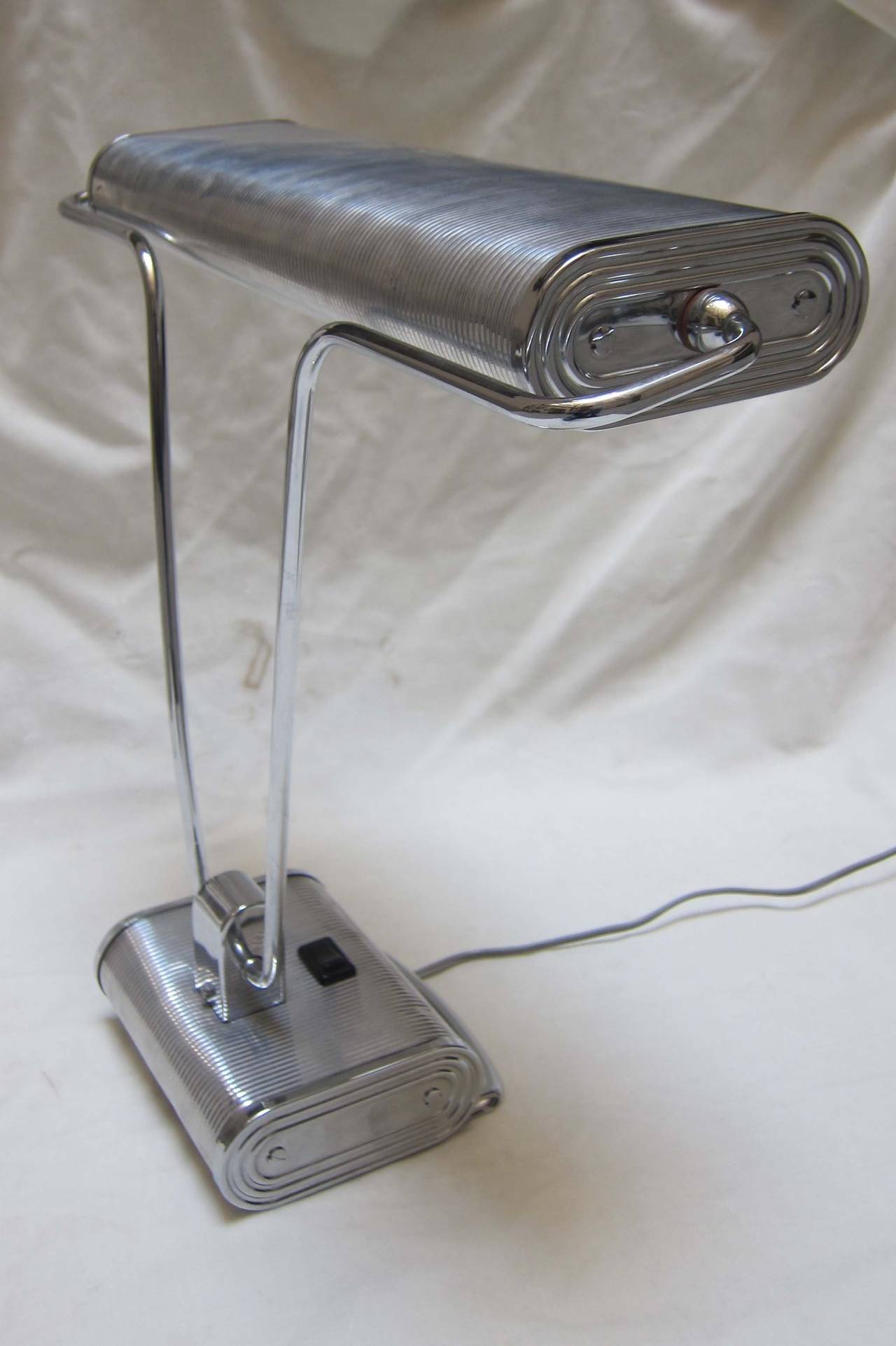 Eileen Gray art decó metal desk lamp. USA circa 1930. For Sale 6