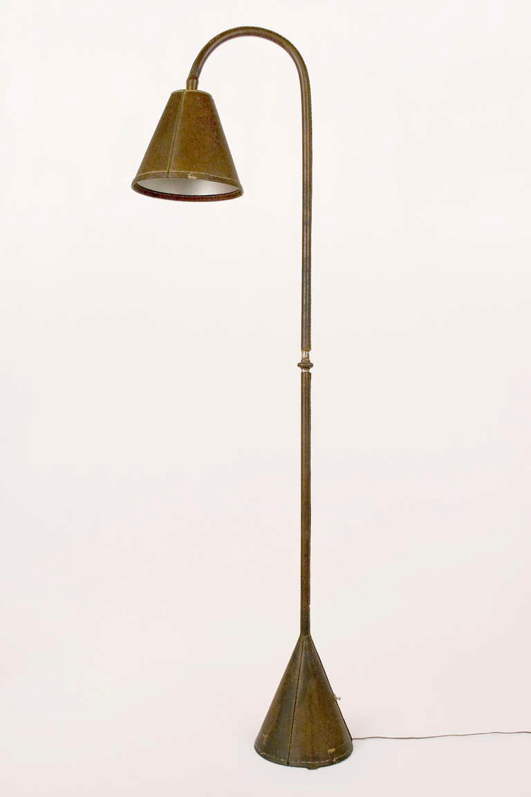Leather covered standing lamp.
Good overal conditions with normal wear.
Jacques Adnet designer. France 1940s circa.

