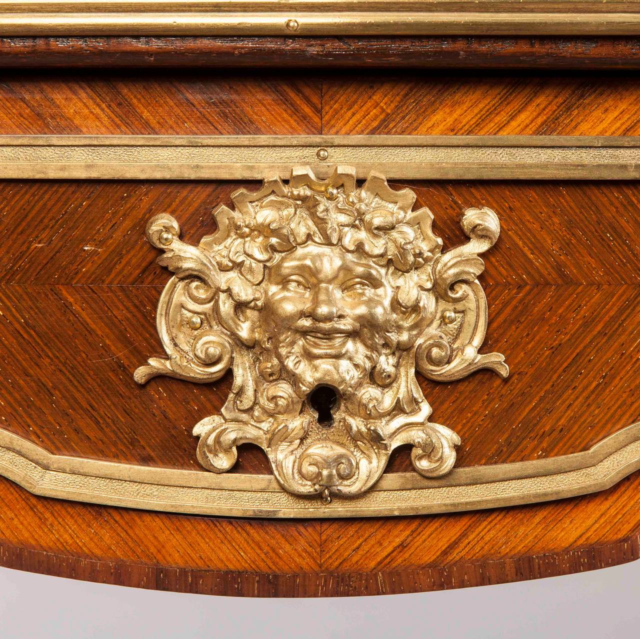 Français Table d'appoint XIXe siècle français de style Louis XV en vente