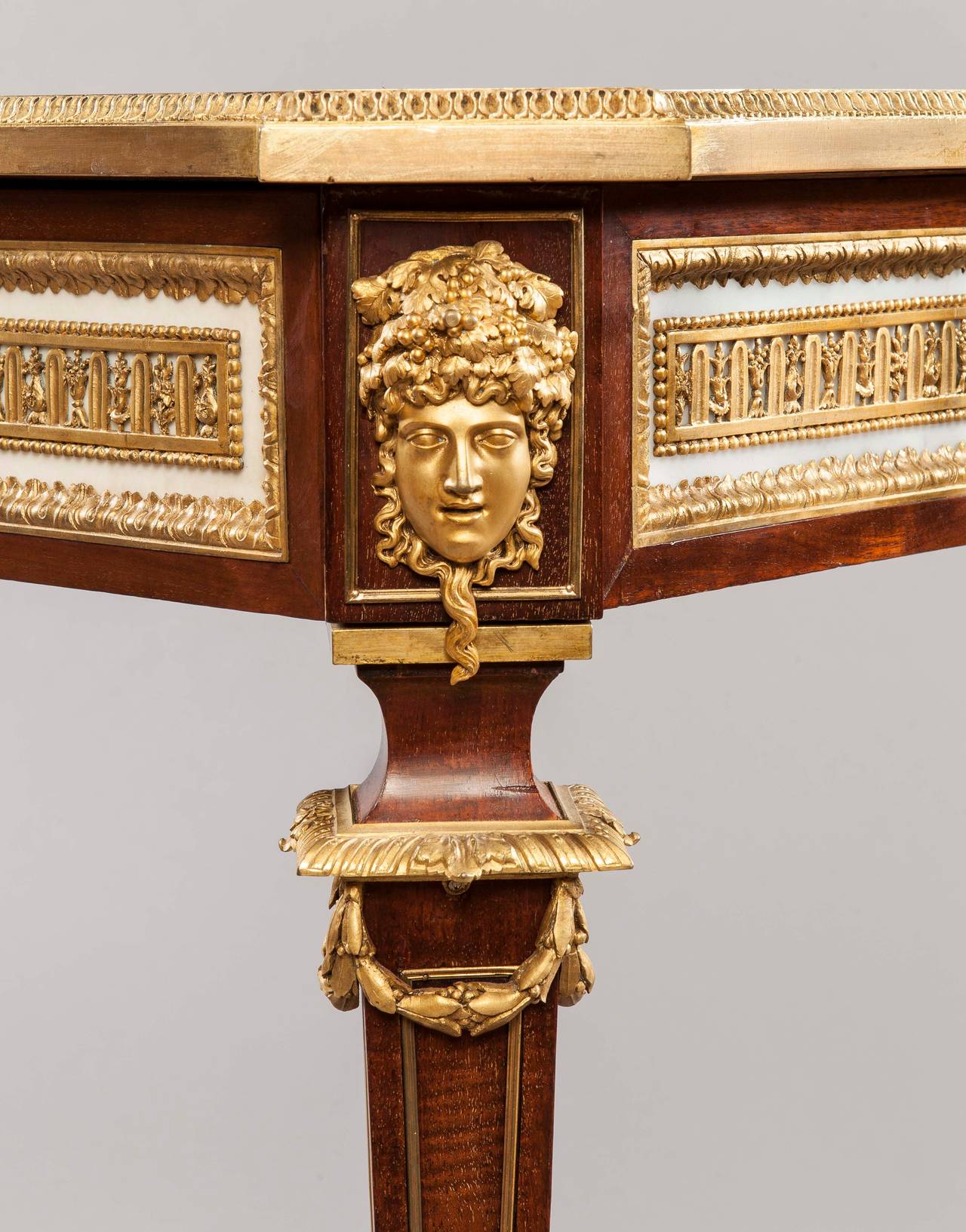 Schreibtisch aus Mahagoni, Marmor und Goldbronze aus dem 19. Jahrhundert (Louis XVI.) im Angebot