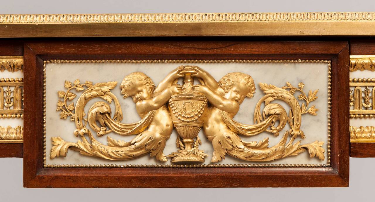 Britannique Table à écrire du XIXe siècle en acajou, marbre et bronze doré en vente