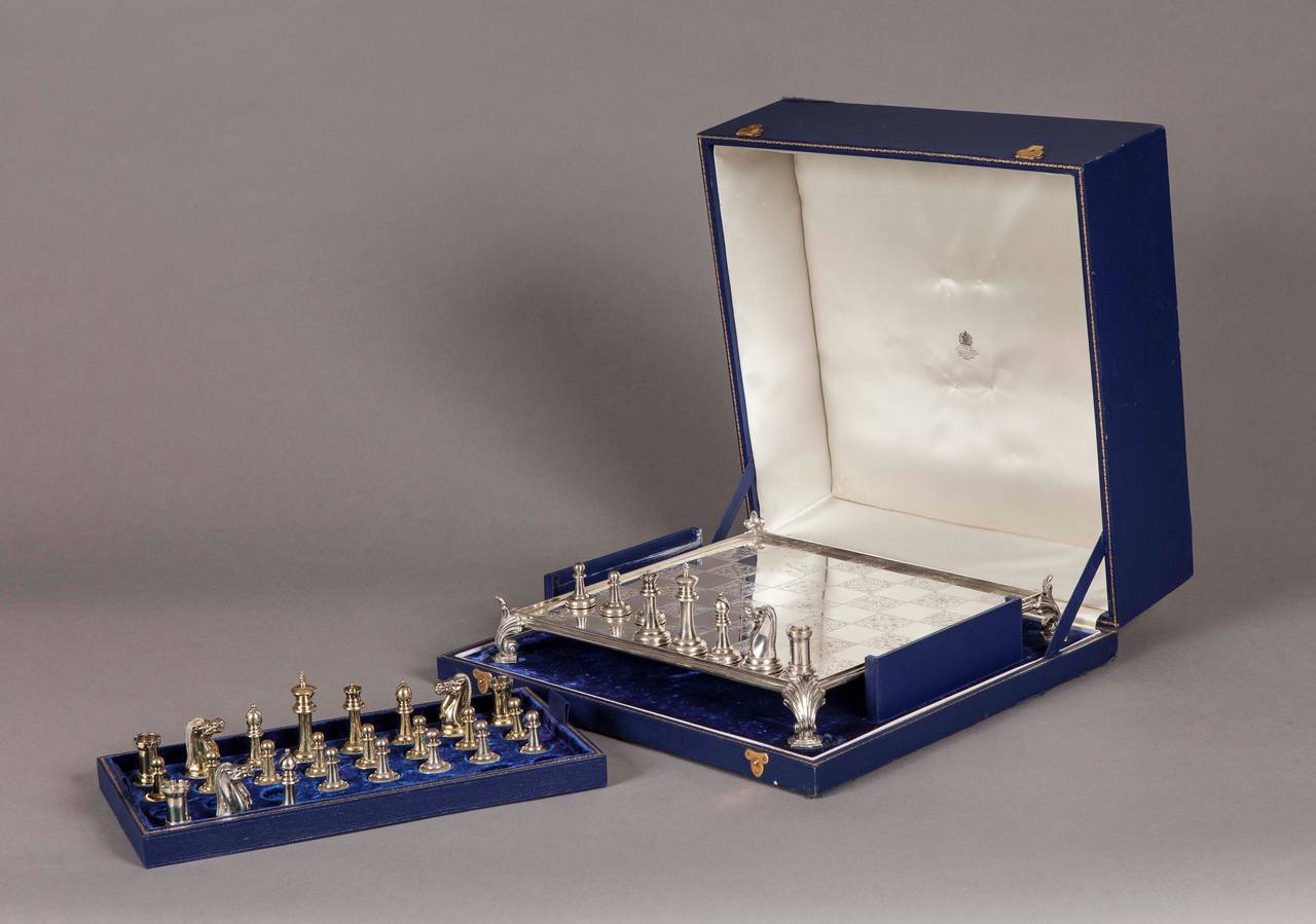 Portugais Jeu d'échecs et échiquier en argent en boîte:: vendu au détail par Asprey's of London