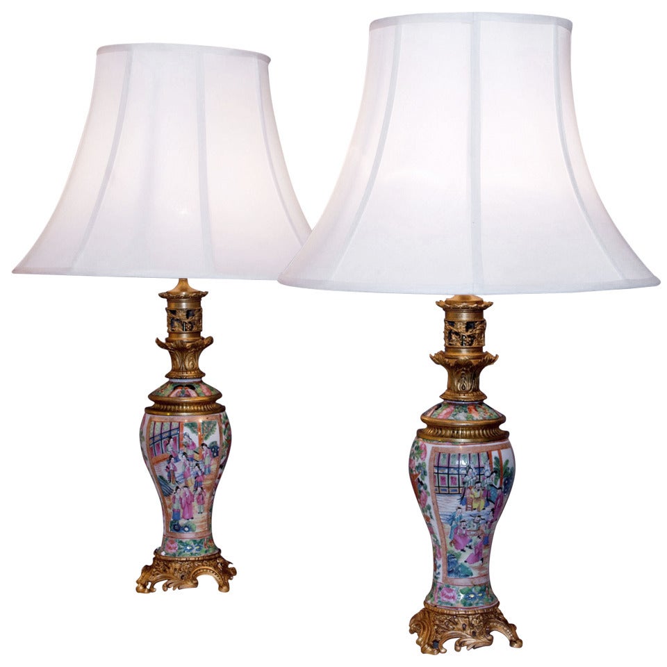Paire de lampes chinoises en forme de balustre en vente