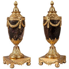 Paire de vases et chandeliers anglais du XVIIIe siècle:: en pierre dorée et en pierre bleue