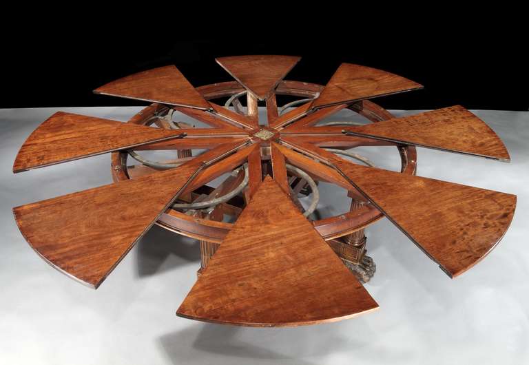 Ein sehr seltener antiker 'Jupe's' ausziehbarer runder Esstisch mit mechanischer Funktion (Englisch)