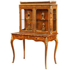Cabinet anglais du XIXe siècle en marqueterie de bois de satin et d'orfèvrerie dans le goût français