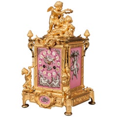 Horloge à chariot français du 19ème siècle en bronze doré et porcelaine rose