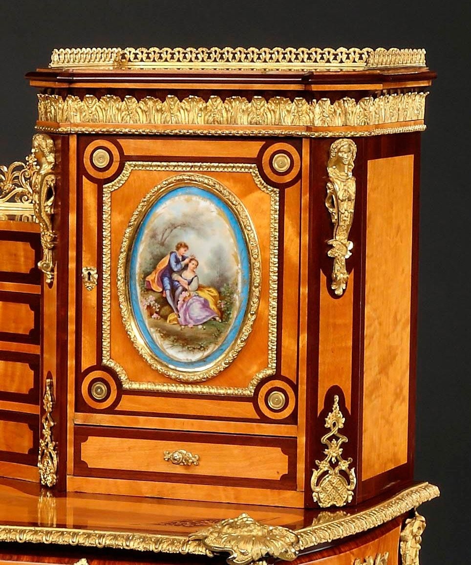 Un magnifico Bonheur du Jour di qualità da esposizione, in stile Luigi XV attribuito a Holland & Sons

Costruito con cura in legno Bois Citronnier e Purpleheart, con un ampio uso di montature finemente fuse, piallate e dorate al mercurio e placche