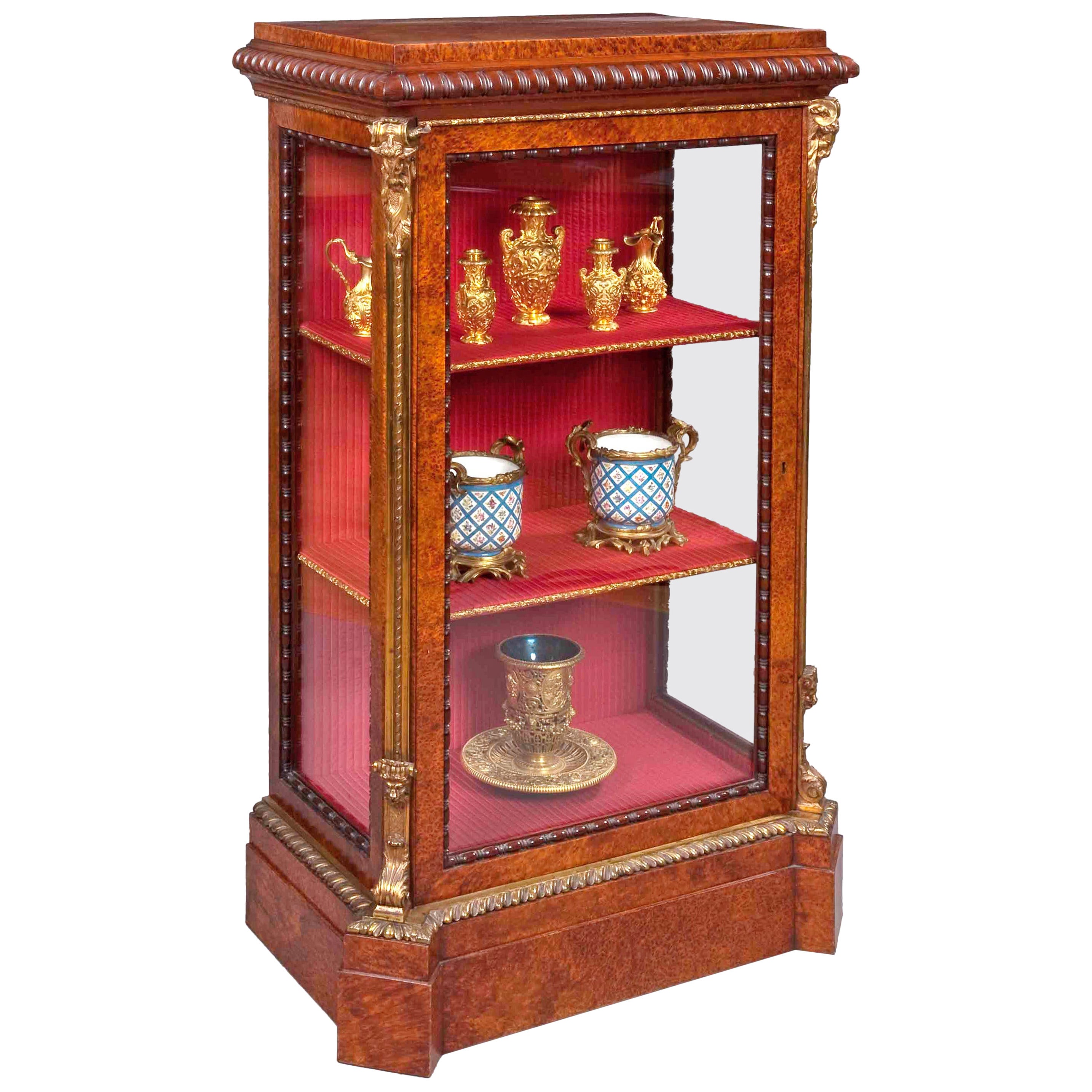 Cabinet en bronze doré et amboine du 19e siècle