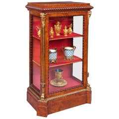 Cabinet en bronze doré et amboine du 19e siècle