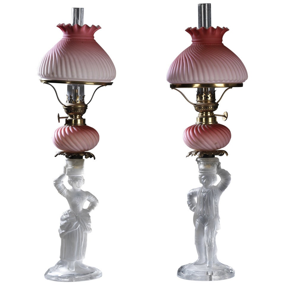 Paire de chandeliers en verre ancien équipés de brûleurs à huile en verre rose en vente