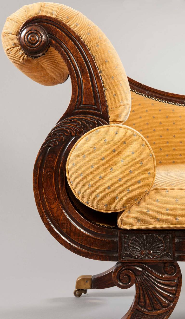 Geschnitzte und gelb gepolsterte Chaise Longue aus der Regency-Zeit (Britisch) im Angebot