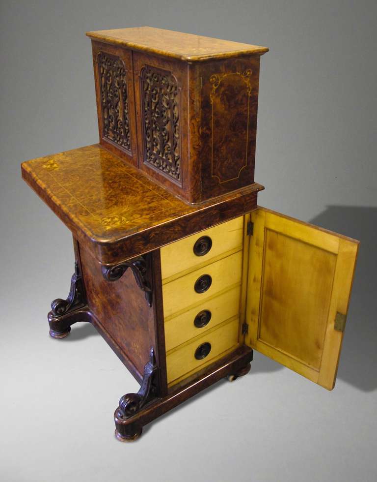 Englischer Davenport-Schreibtisch aus Nussbaumholz mit Intarsien, 19. Jahrhundert (Viktorianisch) im Angebot