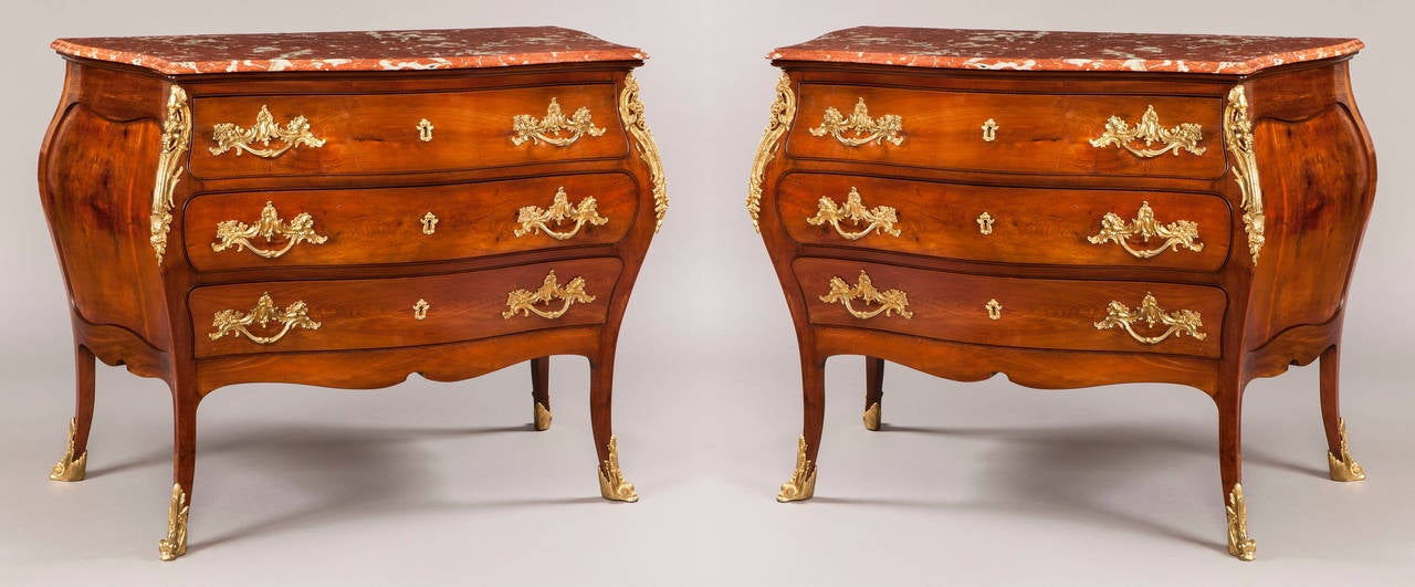 Una coppia di commodes francesi in stile Luigi XV.

Costruito in mogano, con montature in bronzo dorato e piattaforme in marmo Languedoc rouge; si erge da gambe cabriole slanciate, montate con puntali in bronzo dorato a volute e spagnolette