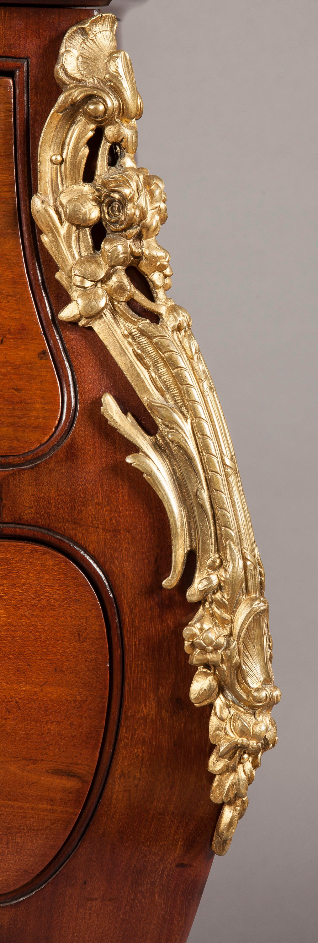 Similoro Coppia di cassettiere francesi del XIX secolo in mogano, dorate e in marmo rosso in vendita