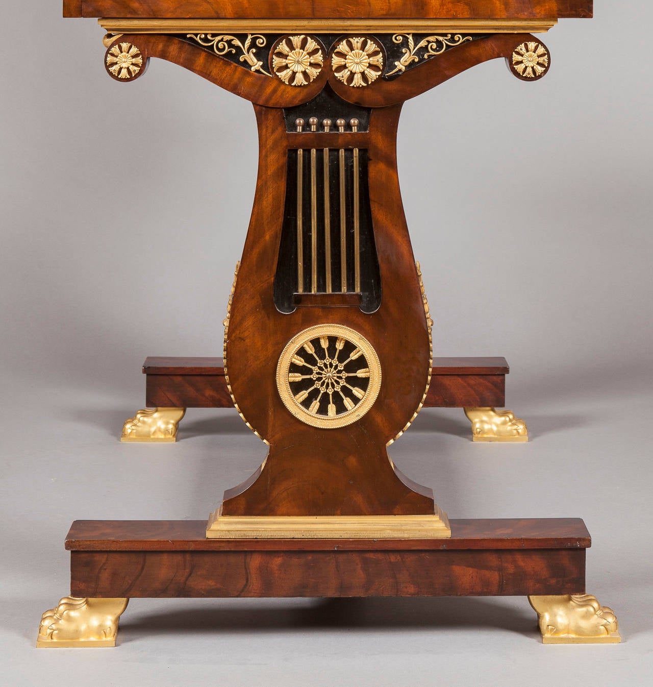 Français Table de chevet Empire français du XIXe siècle en acajou, doré et marbre en vente