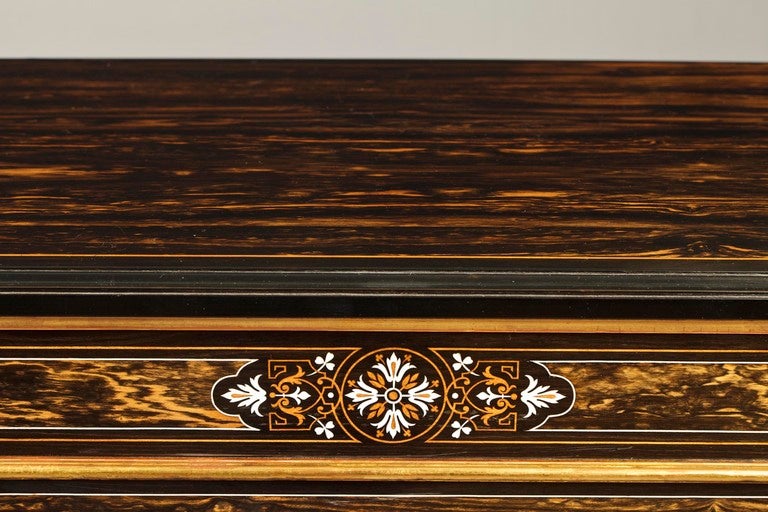 Construit en Coromandel, avec des incrustations bien exécutées et conçues en os, en bois de citronnier et en houx, avec des accents de bois doré ; en forme d'arc-en-arbalette, s'élevant d'une base de plinthe, la porte centrale à miroir verrouillable