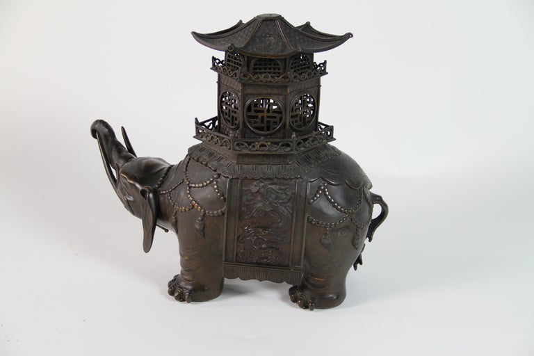 Chinese Bronze Elephant Pagoda Potpourri Vase In Excellent Condition For Sale In Madrid, ES