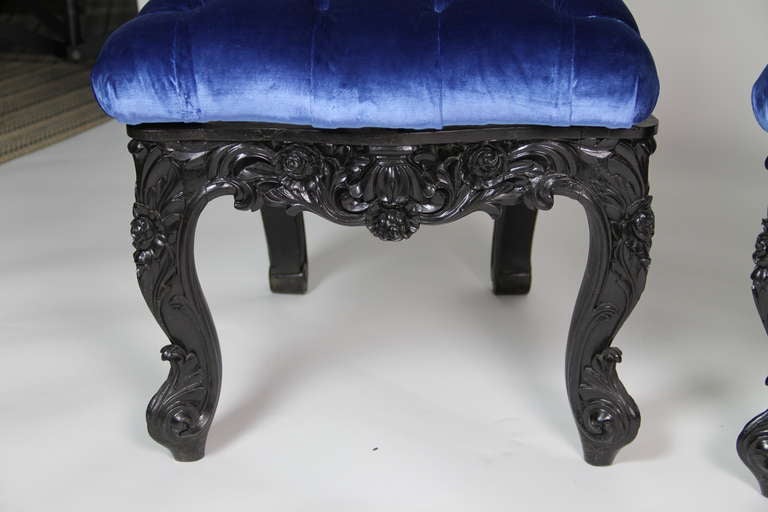 A Pair of Carved Ebony Wood Chairs In Excellent Condition For Sale In Madrid, ES