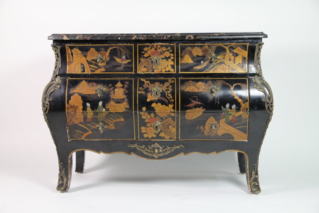 Commode de style chinoiseries Louis XV en bronze et dessus en marbre Portoro