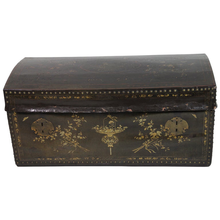 Gold and black lacquered China trade trunk For Sale