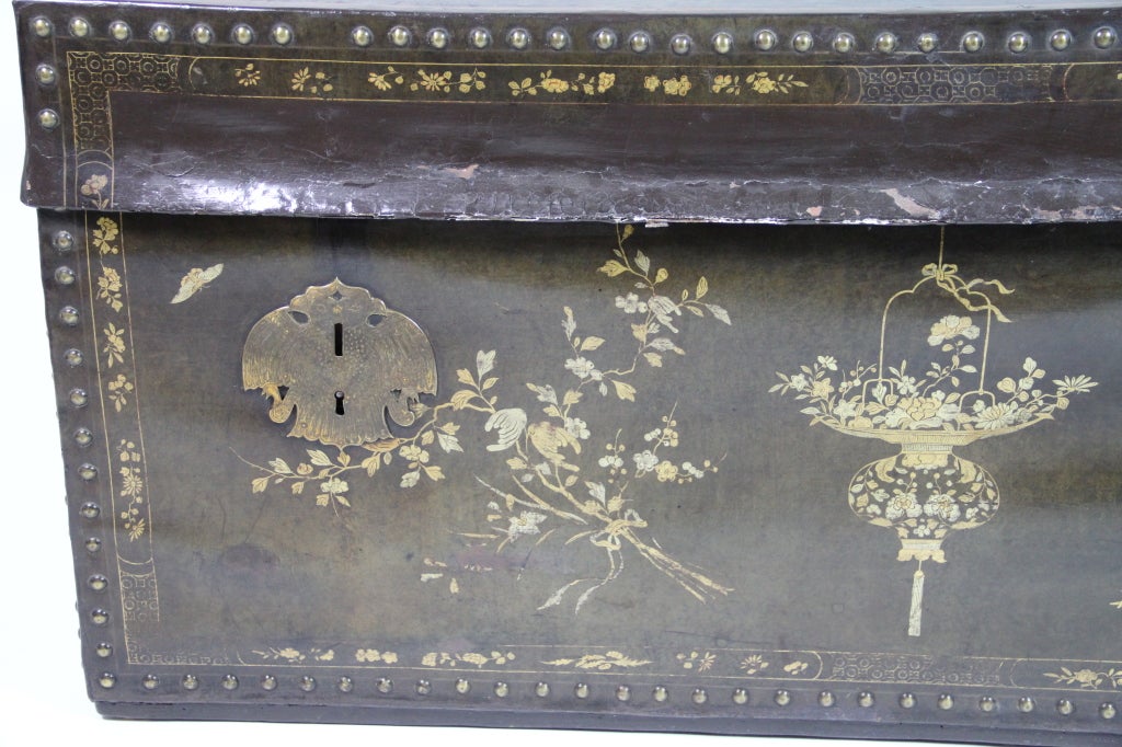 Chinese Gold and black lacquered China trade trunk For Sale