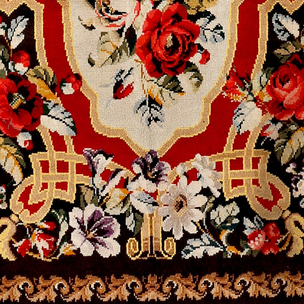 Ein sehr seltener ukrainischer Knüpfteppich mit einem für französische Aubusson- und Savonnerie-Teppiche charakteristischen Muster. Teppiche wie dieser wurden zu einer Zeit geknüpft, als der klassische französische Stil bei der russischen
