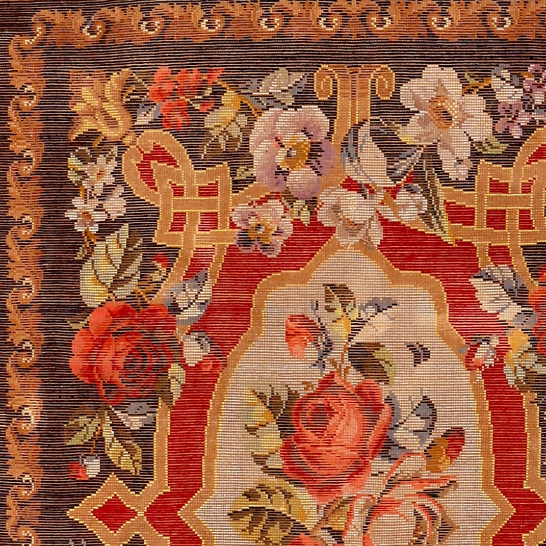 Seltener antiker ukrainischer Floral-Teppich mit Blumengirlanden im St. Petersburger Stil (Handgeknüpft) im Angebot