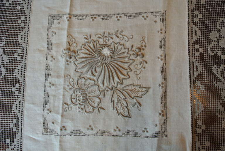 Edwardian Antique Linen and Lace Tablecloth and Matching Napkins For Sale