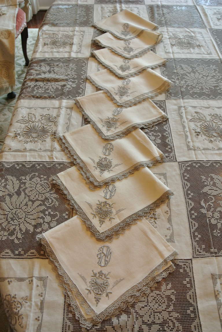 Antique Linen and Lace Tablecloth and Matching Napkins In Good Condition For Sale In West Palm beach, FL