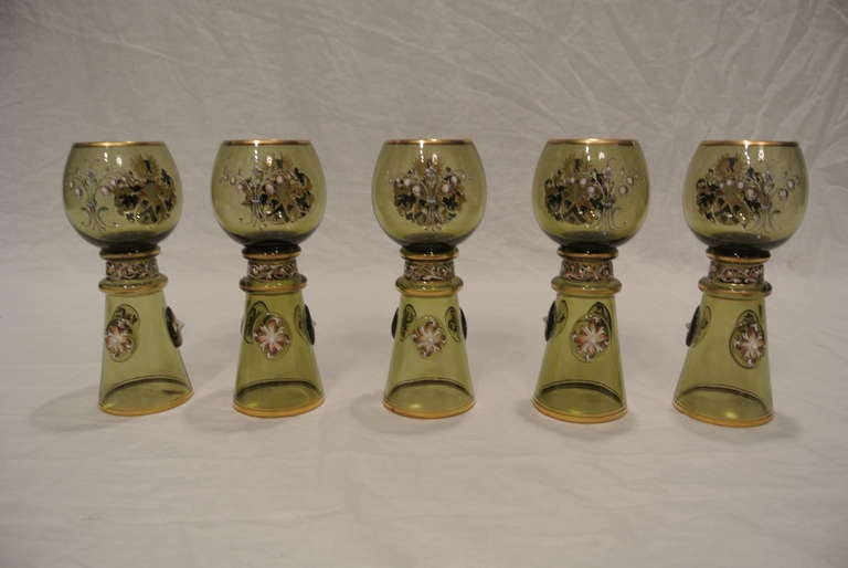 Group of 5 Green  Wine Glasses In Good Condition For Sale In West Palm beach, FL